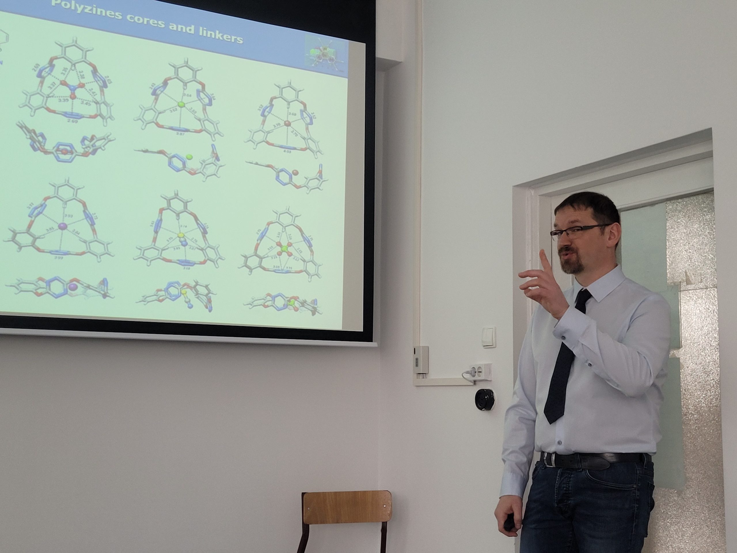 Prof. dr hab. Robert Podgajny w trakcie wygłozania referatu pt. ,,W kierunku rozpoznania i wiązania anionów z wykorzystaniem oddziaływań anion-π".