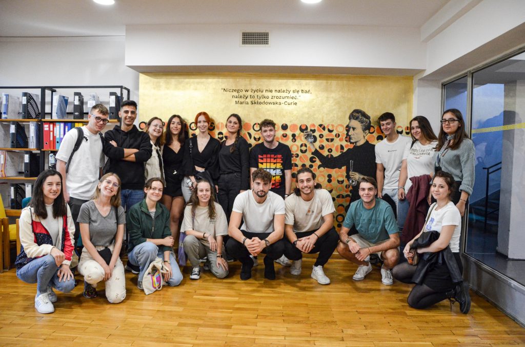 Erasmus+.