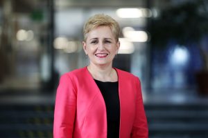 Photo of professor Iwona Łakomska, the Faculty of Chemistry Dean, in the Faculty hall