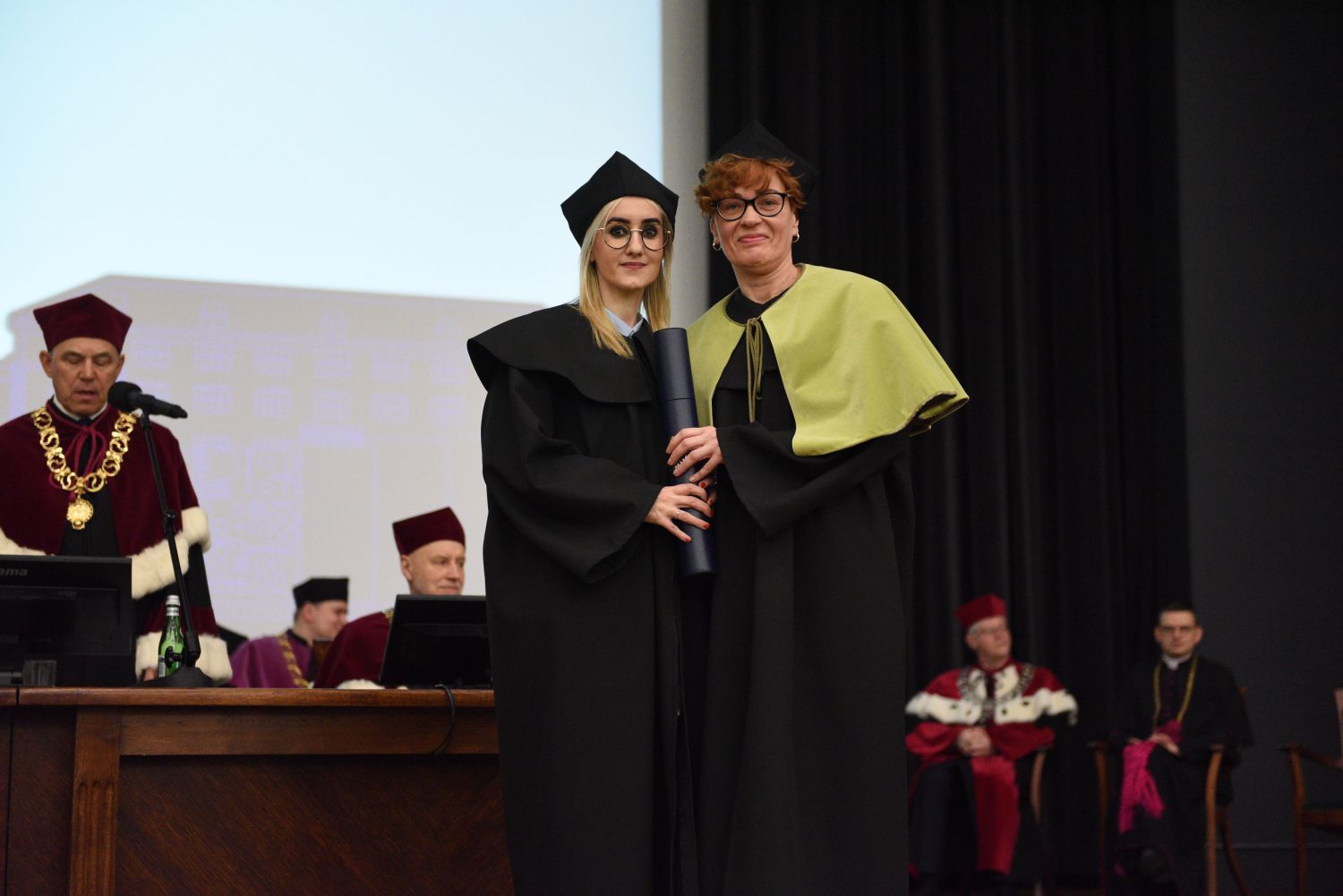 Dr Sylwia Kowalska i Dr hab. Aneta Jastrzębska podczas rozdania dyplomu doktora nauk chemicznych w zakresie chemii